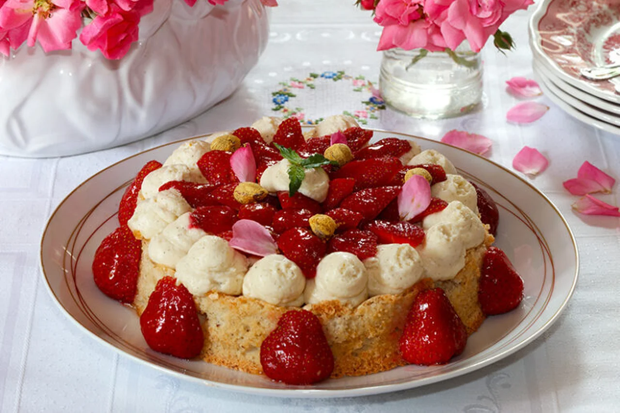 Tarte dacquoise aux fraises et crème diplomate