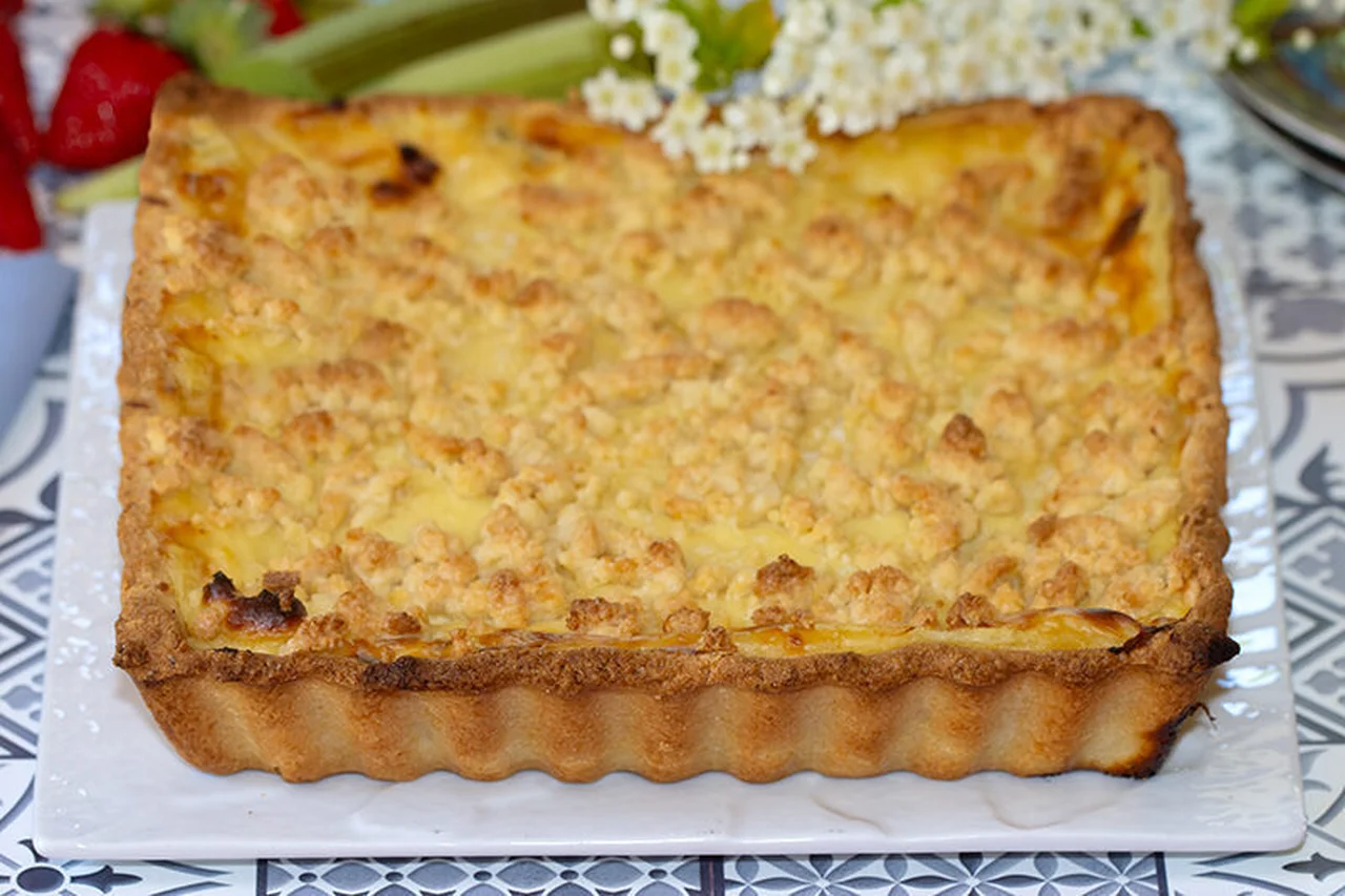 Tarte pâtissière à la rhubarbe
