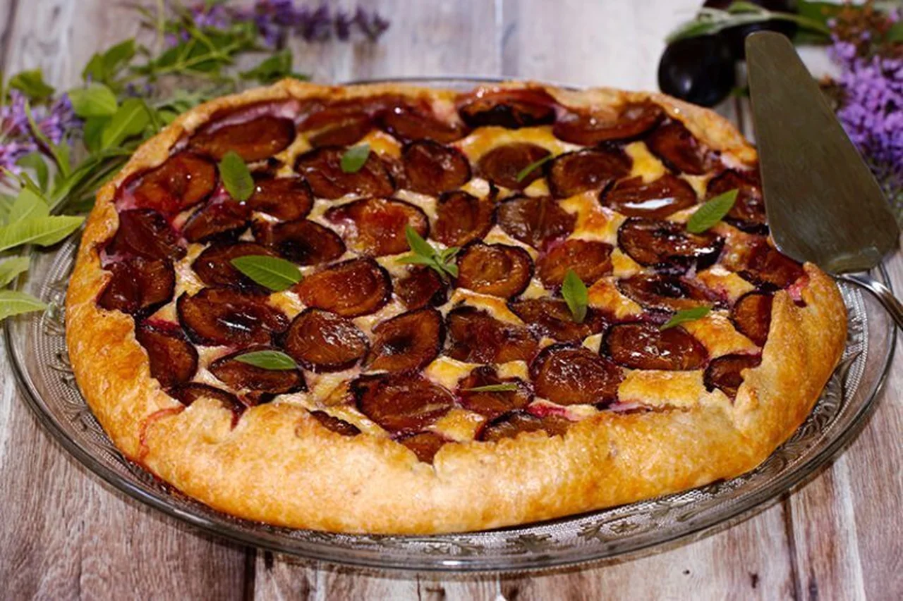 Tarte rustique aux quetsches, crème d'amande verveine