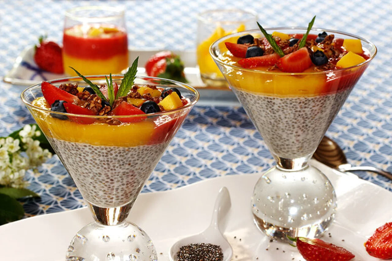 Verrines de graines de chia, fraises et mangue