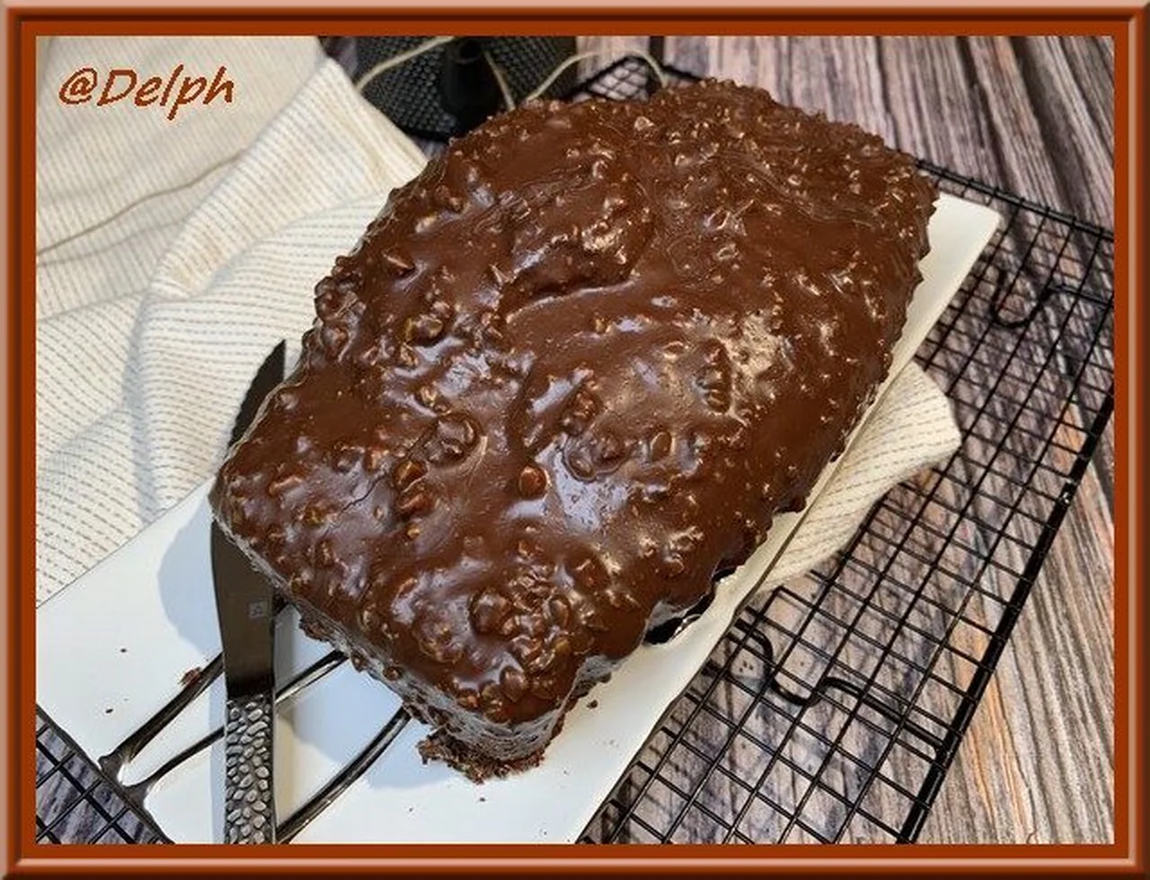 Cake au chocolat noir et glaçage pistache