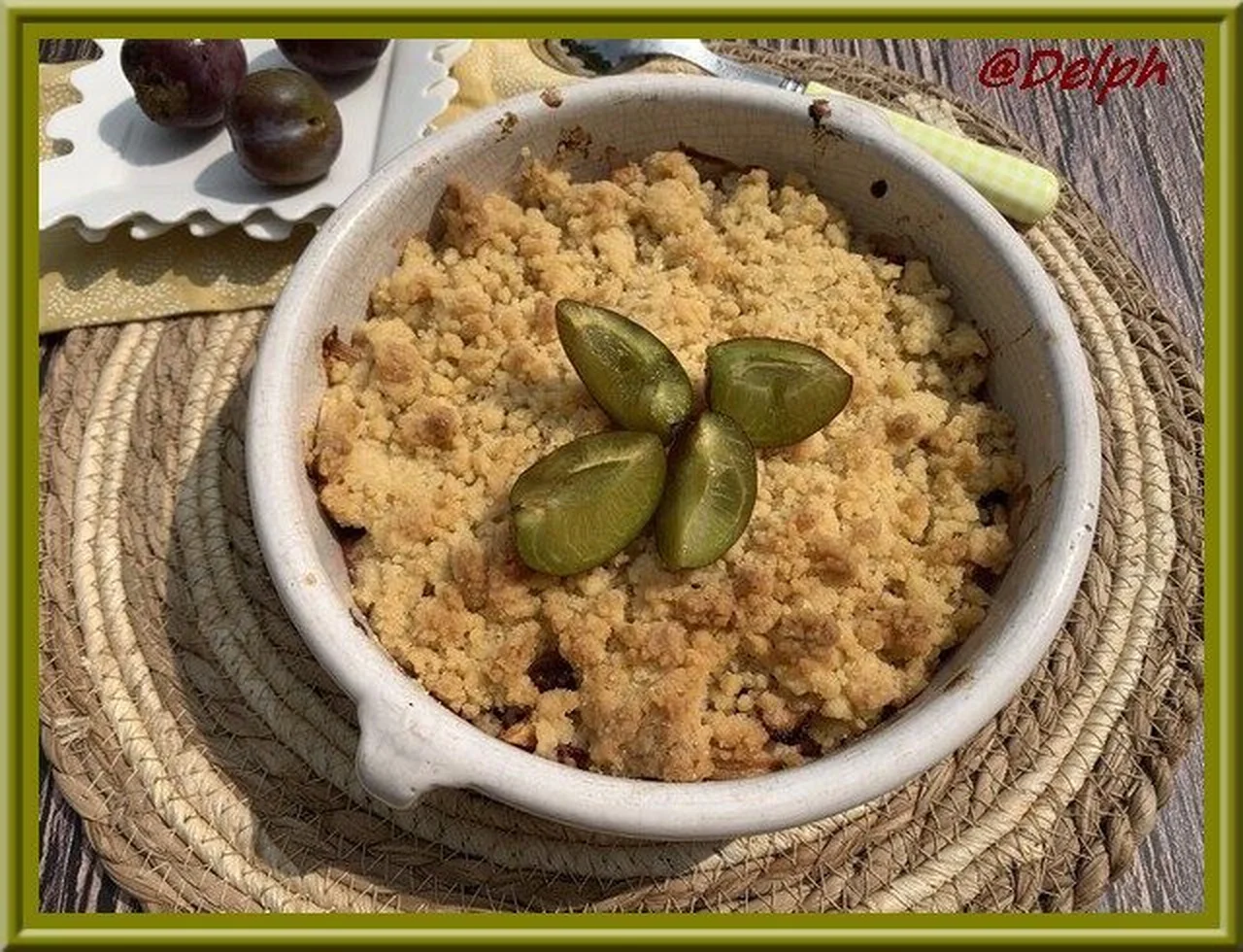 Crumble aux prunes et pêches de vigne