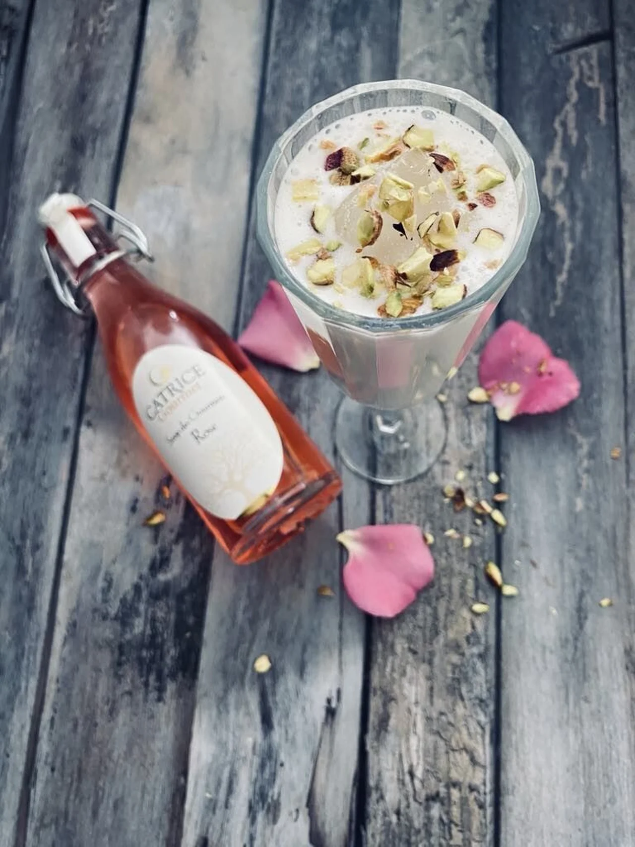 Lait d'amande glacé à la rose et à la cardamone
