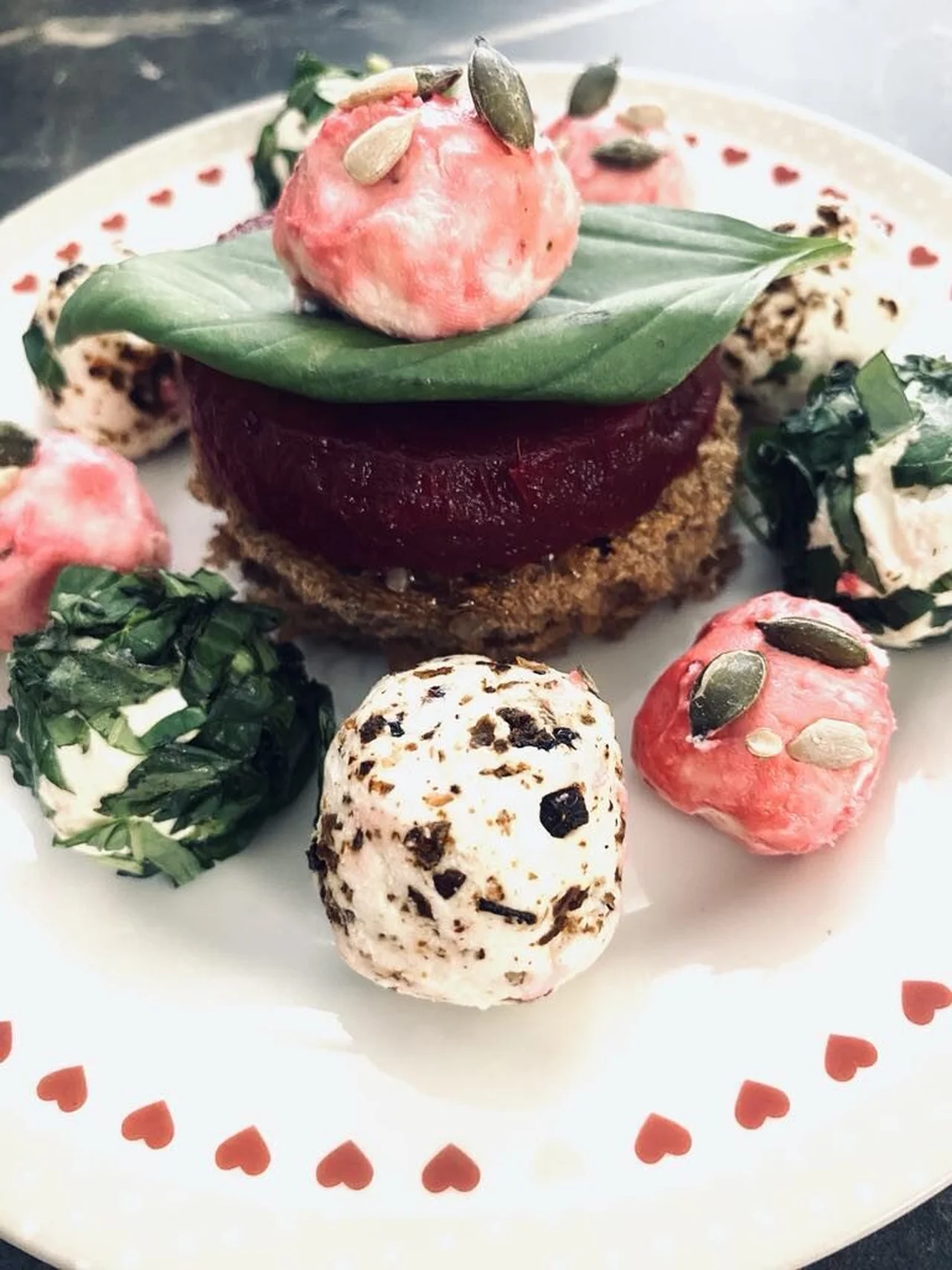 Tartine de betterave aux billes de chèvre aromatisées