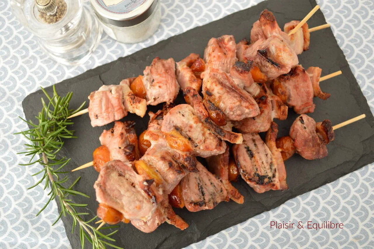 Brochettes de filet mignon au lard et aux mirabelles