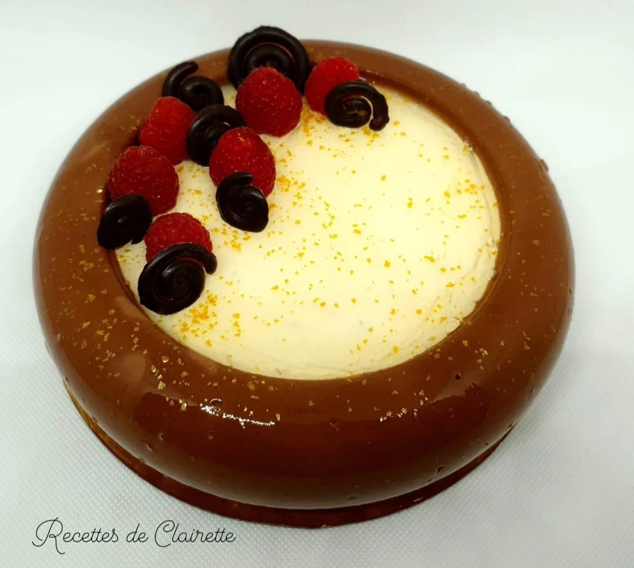 Entremets chocolat noir, citron vert, framboises