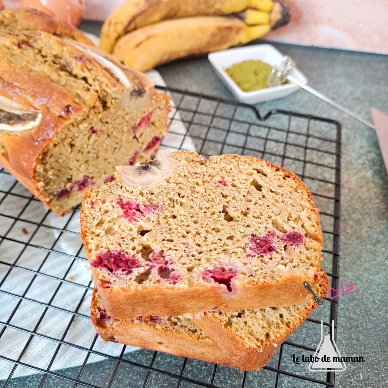 Bananabread au thé matcha et aux framboises