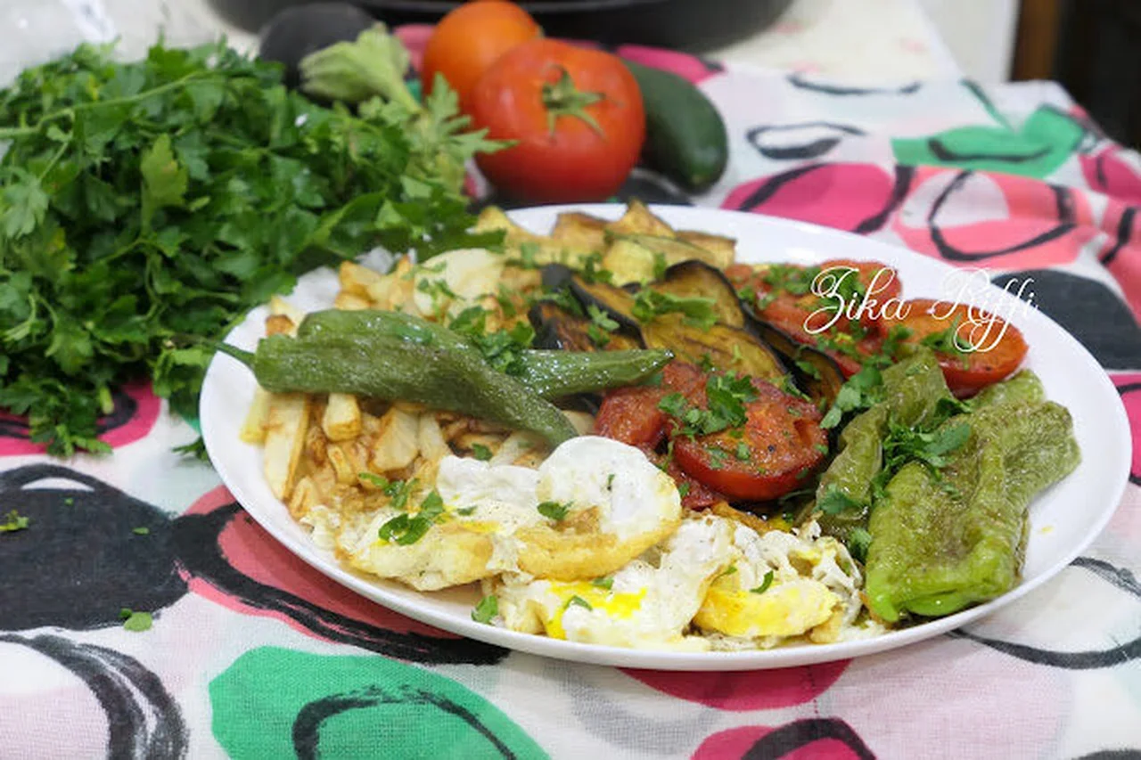 Assiette estivale aux légumes frais et oeuf frit