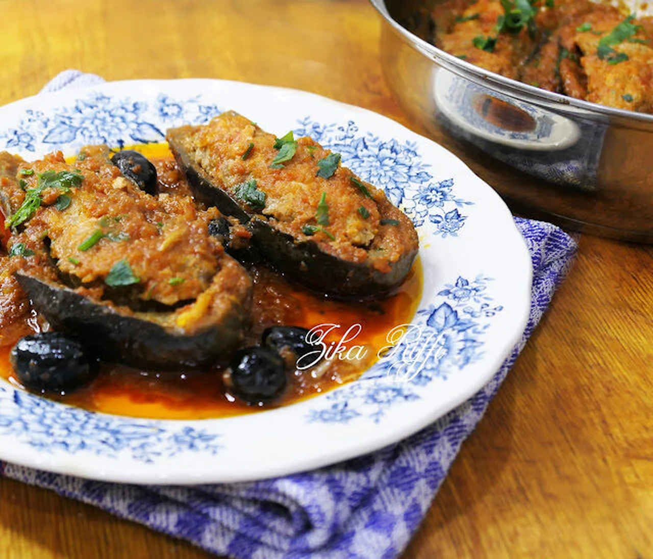 Aubergines farcies au veau, sauce tomate aux olives