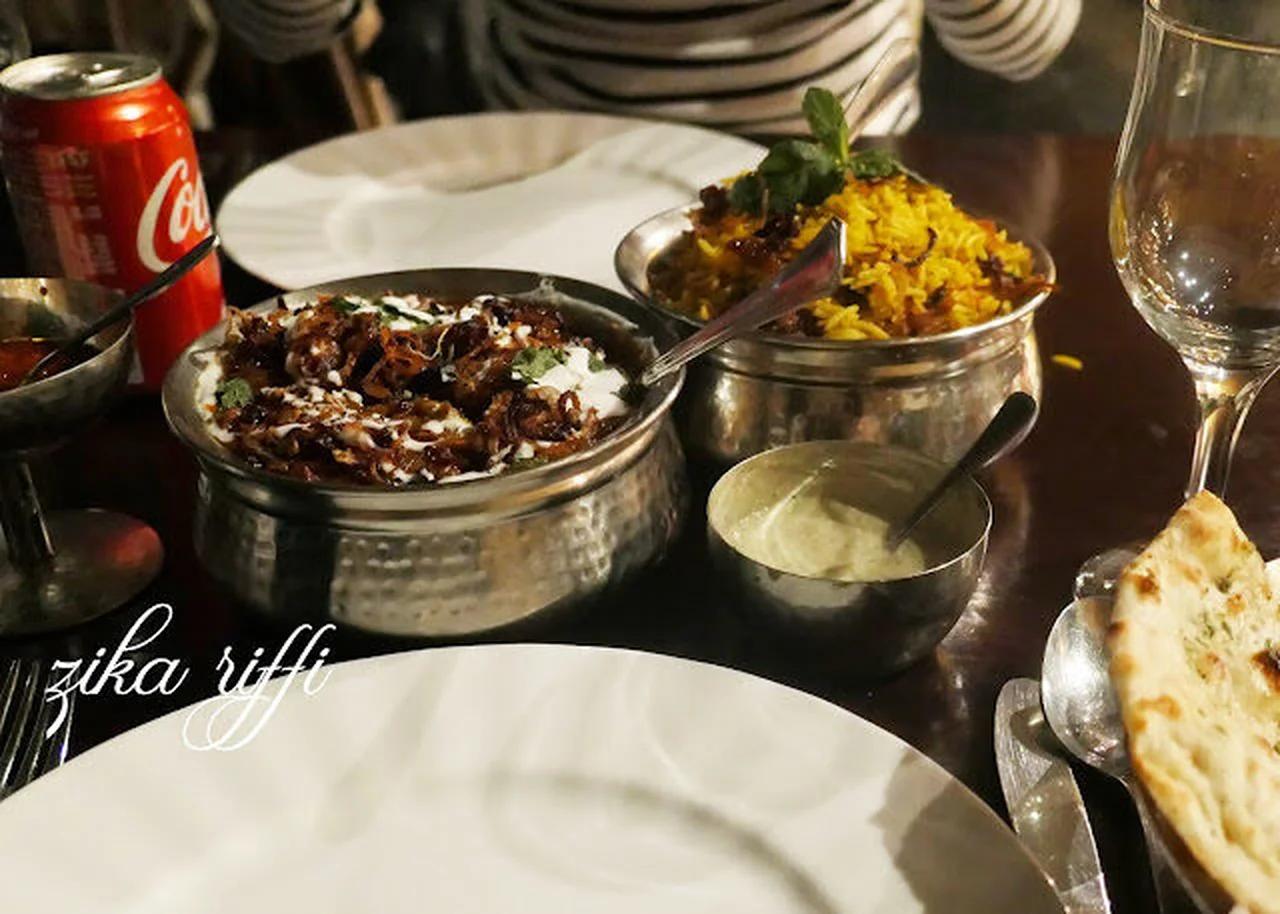 Biryani au veau, sauce épicée au yaourt et oignons