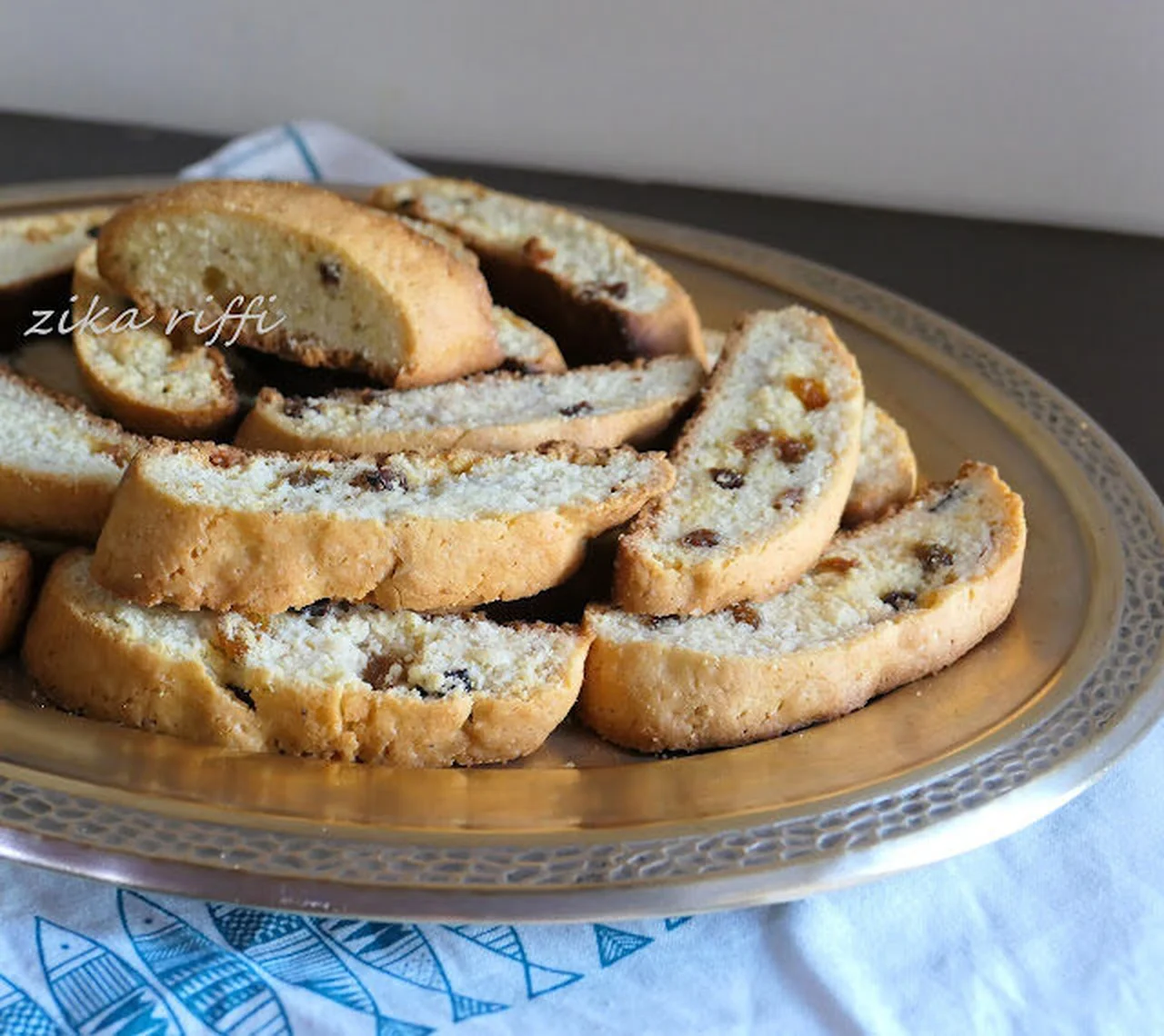 Bouskoutou aux graines d'anis, raisins et amandes