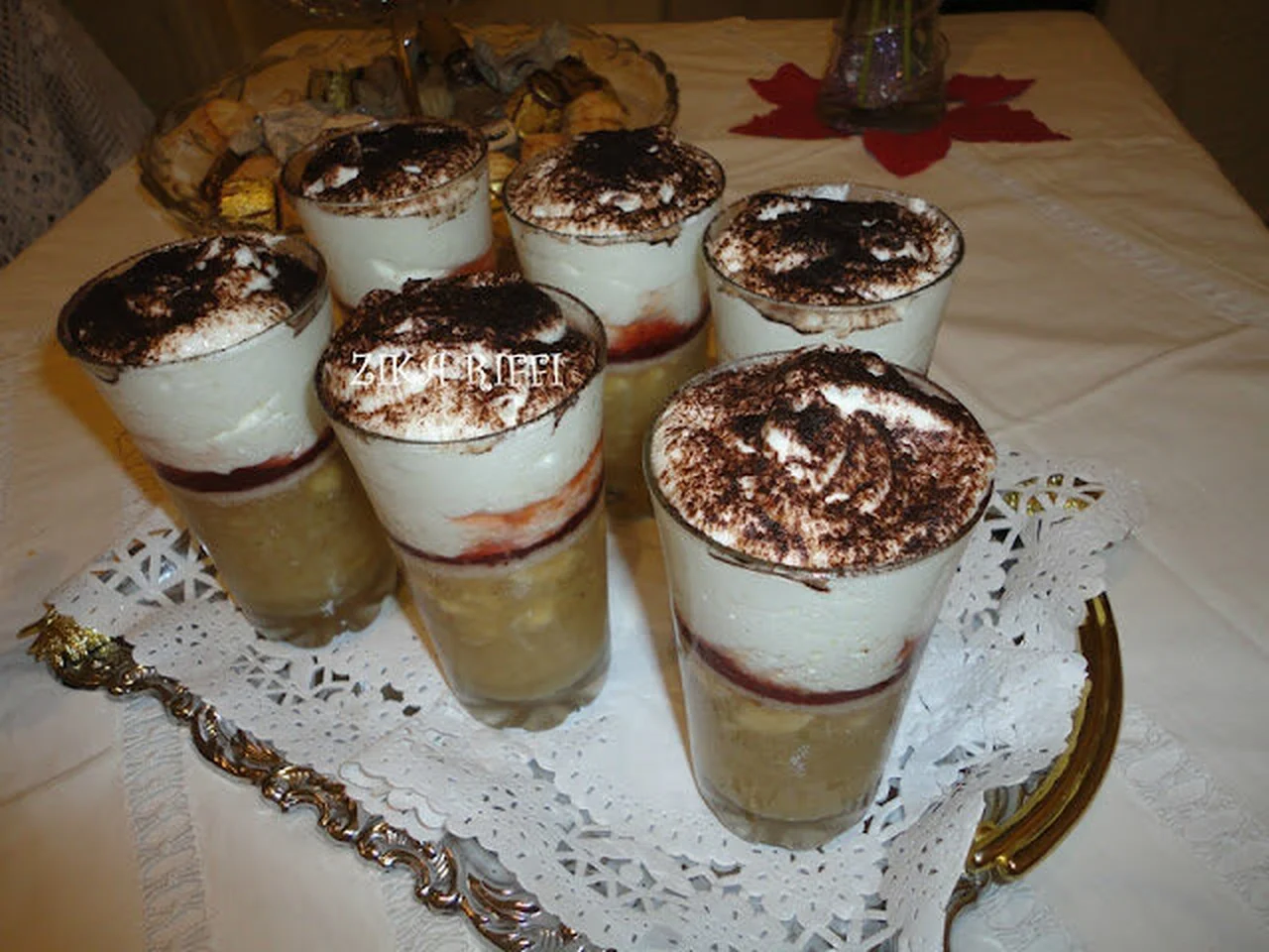 Cocktail de fruits, compote de fraises et Chantilly