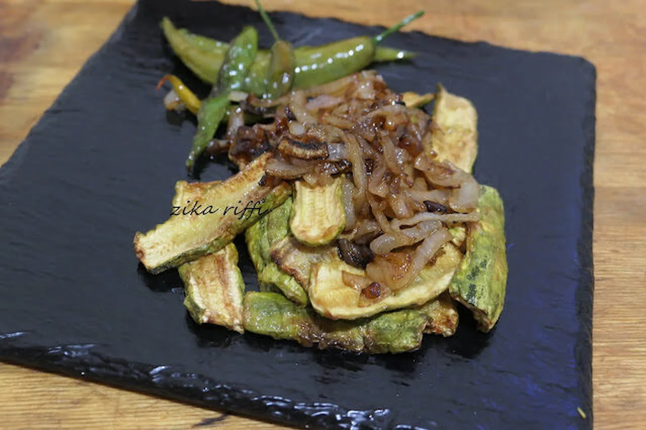 Courgettes frites accompagnées d'oignons confits