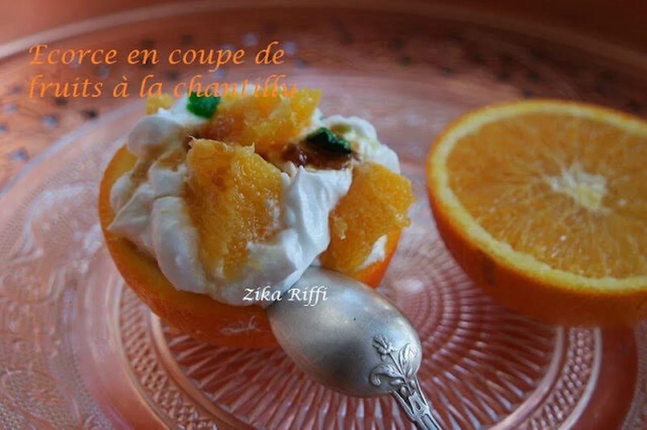 Écorces d'orange en coupe de fruits à la chantilly
