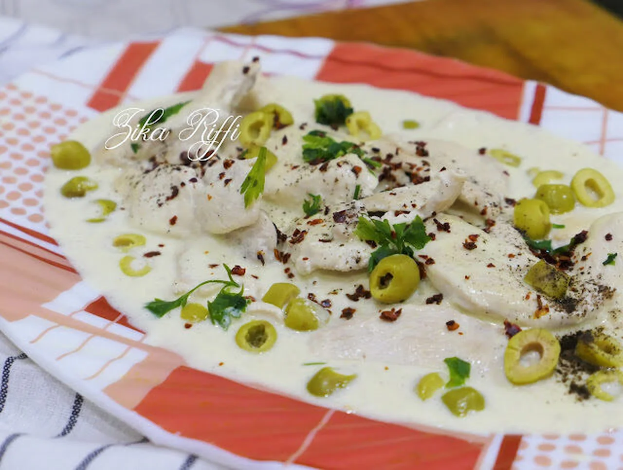 Escalope de poulet sauce crémeuse au yaourt, citron et olives