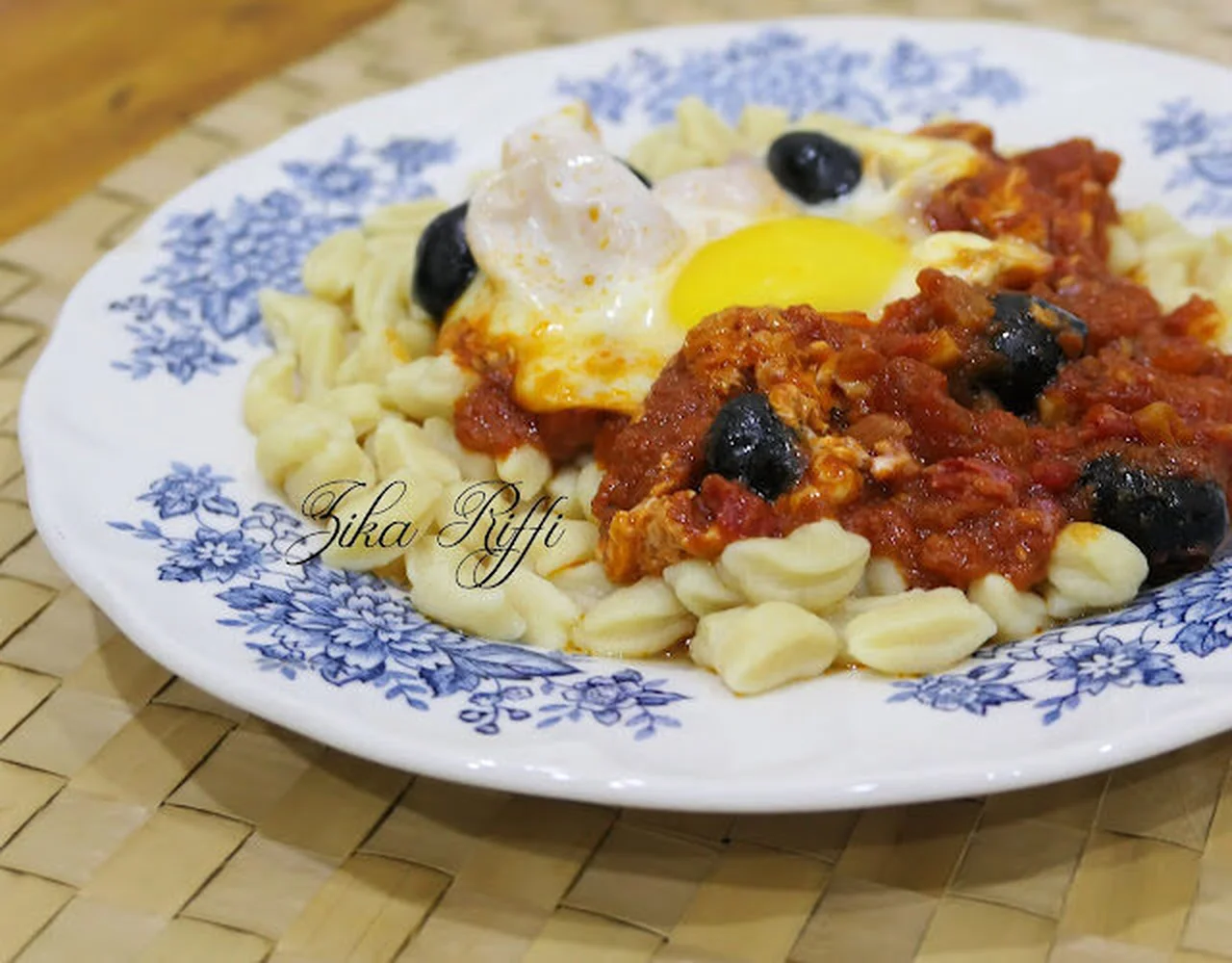 Farfels à la sauce tomate fraîche, œufs coulants et olives noires