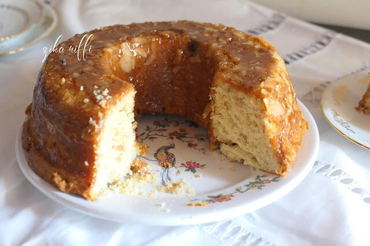Fondant aux amandes, raisins secs et sirop d'orange