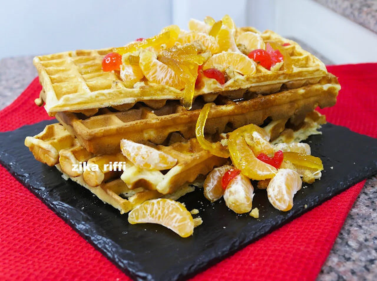 Gaufres au sirop d'oranges, mandarine et fruits confits