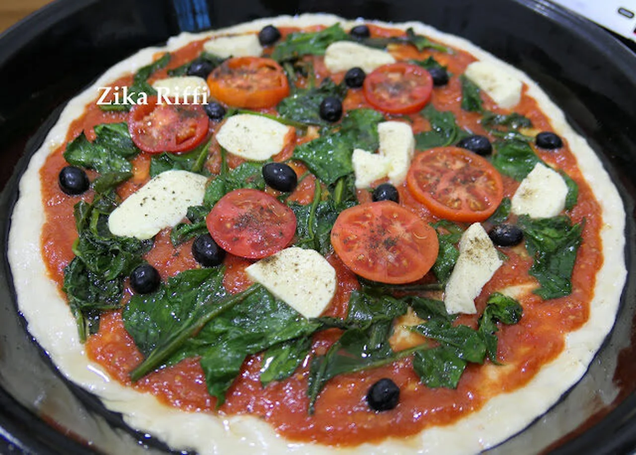 Pizza à la semoule, épinards et mozzarella