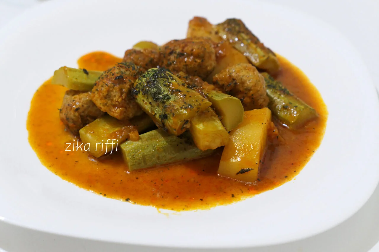 Mijoté de courgettes aux boulettes et menthe séchée