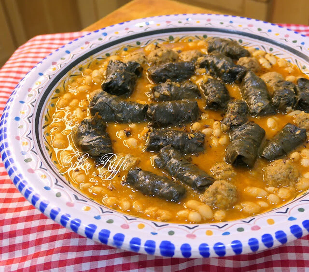 Mijoté de haricots coco, boulettes et feuilles de vigne farcies