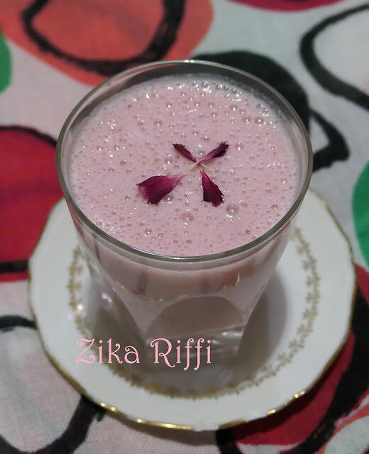 Milkshake aux pétales d'œillets, fraises et miel d'acacia