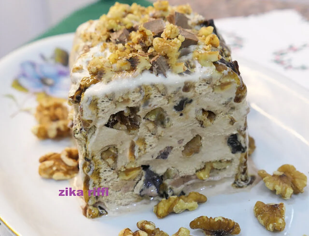 Nougat glacé aux noix, caramel et chocolat