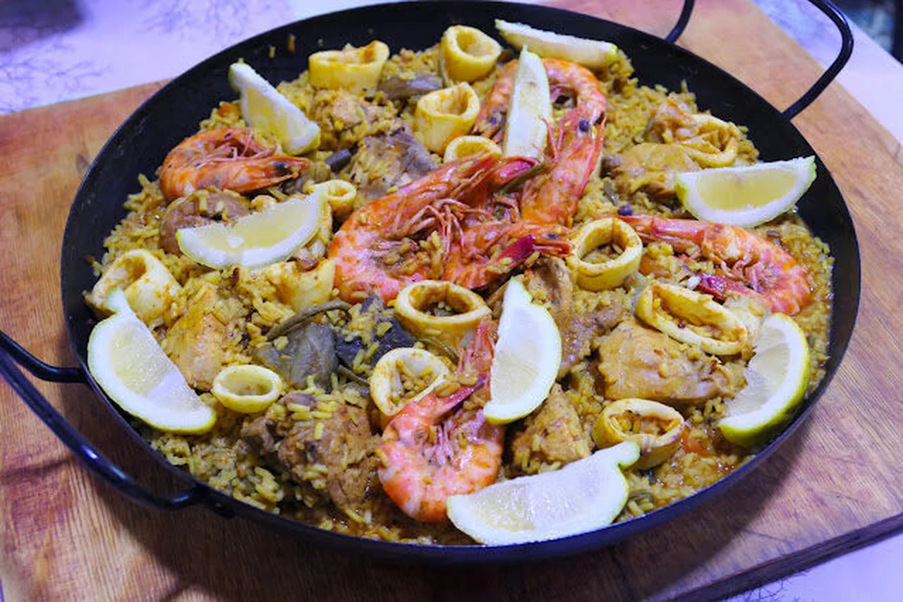 Paella aux fruits de mer et au poulet