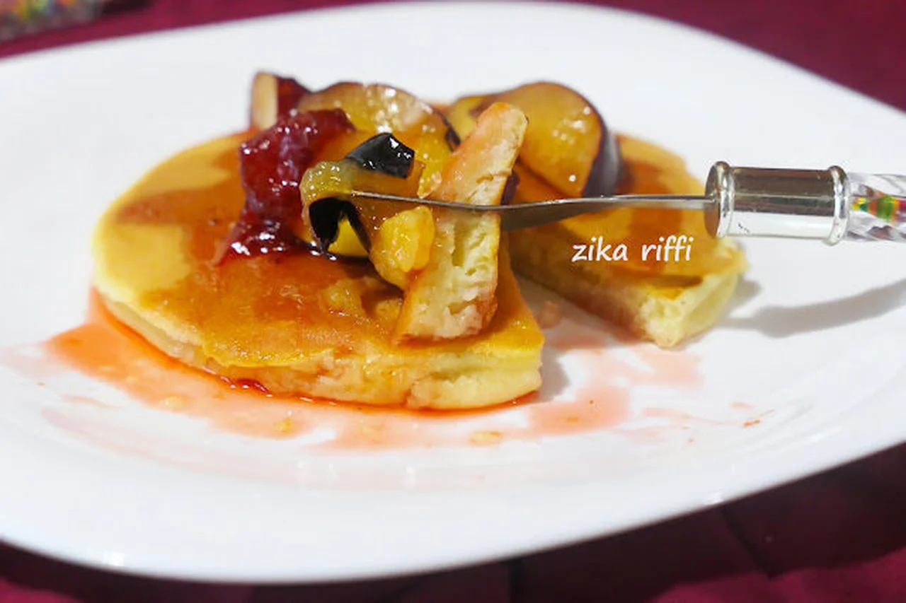 Pancakes à la semoule de blé dur garnis de fruits