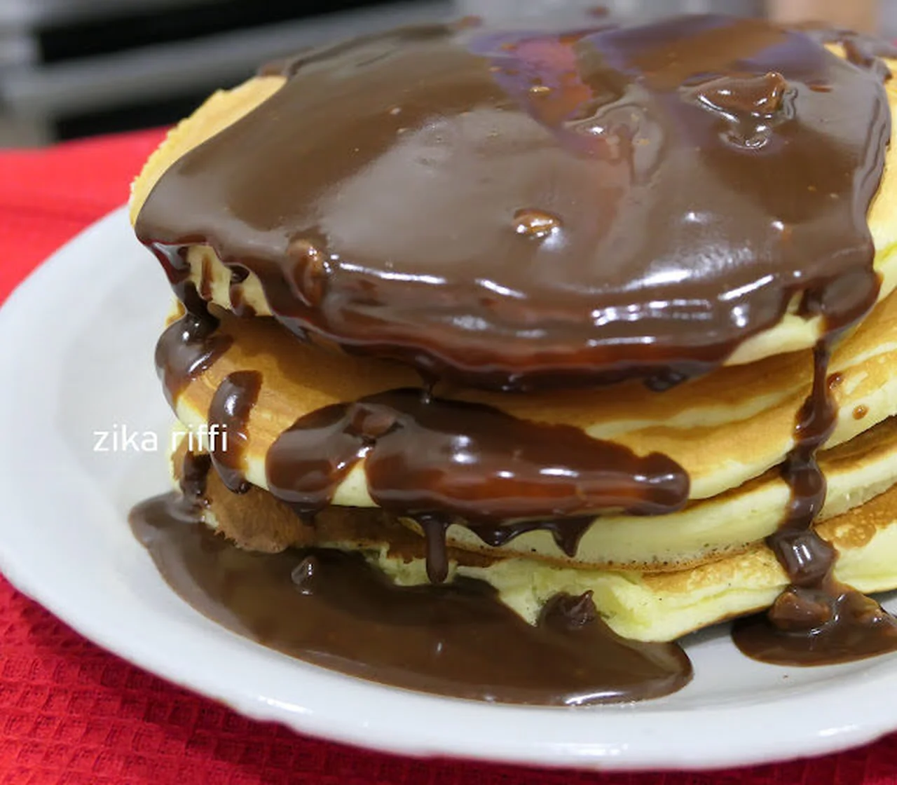 Pancakes moelleux, sauce chocolat aux noisettes