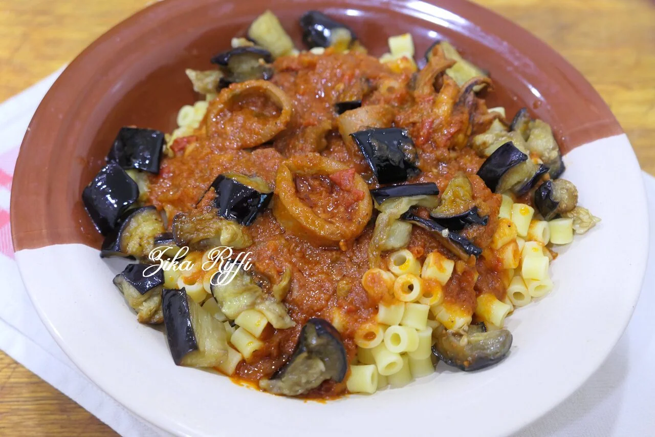 Pâtes sauce tomate aux calamars et aubergines