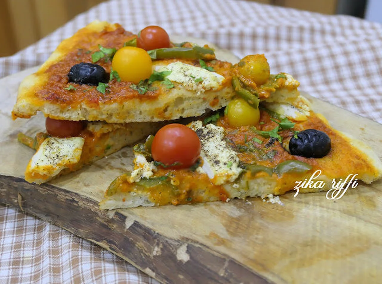 Pizza au camembert, poivron et tomate cerise