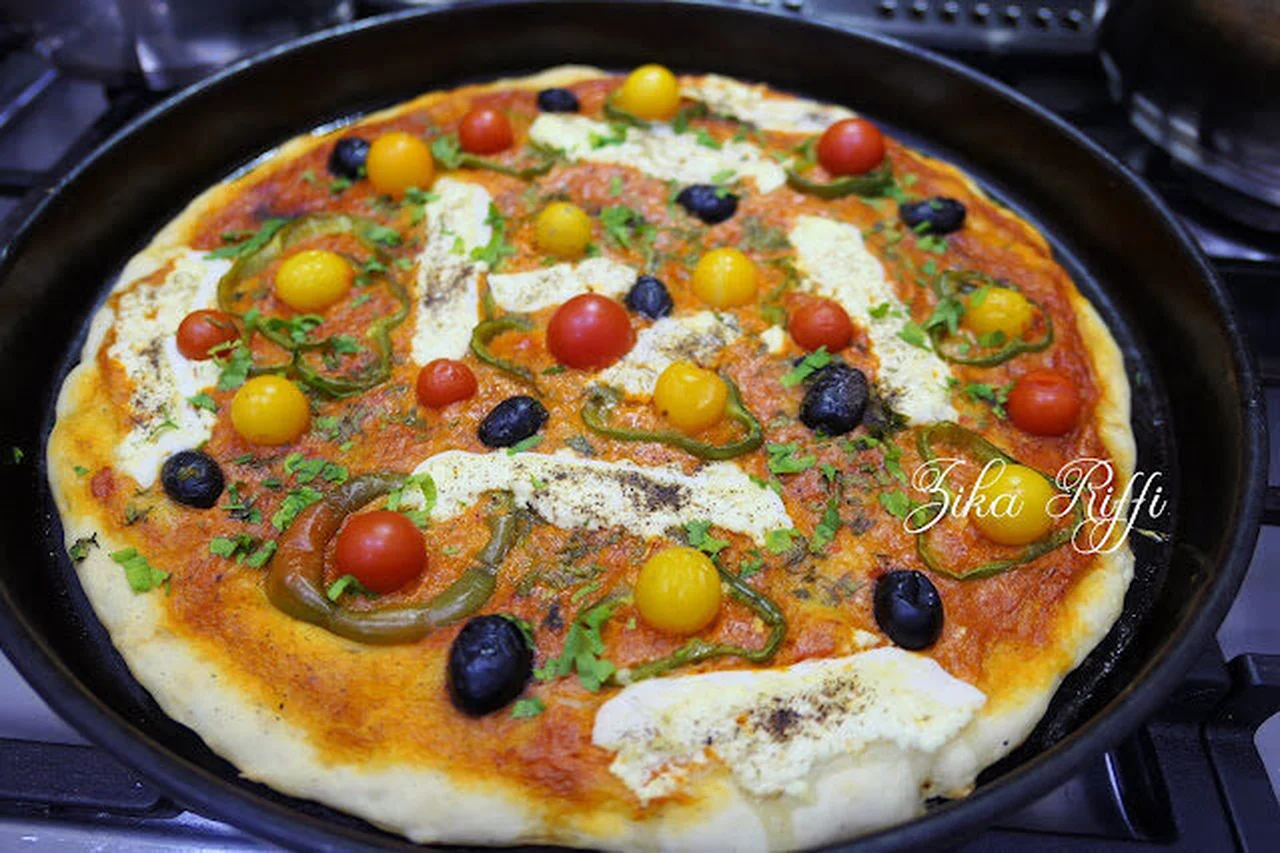 Pizza aux poivrons, chèvre et tomates cerises