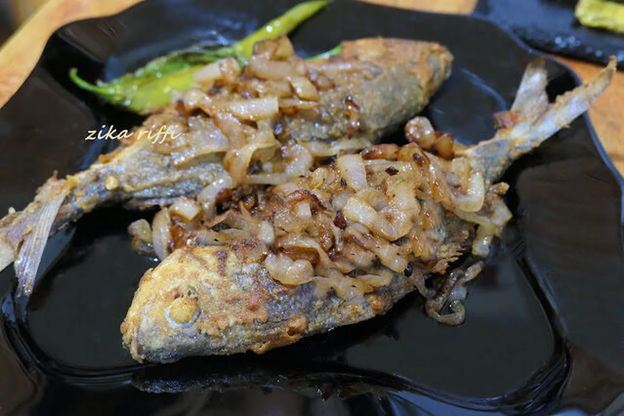 Poisson à la charmoula, oignons confits au vinaigre