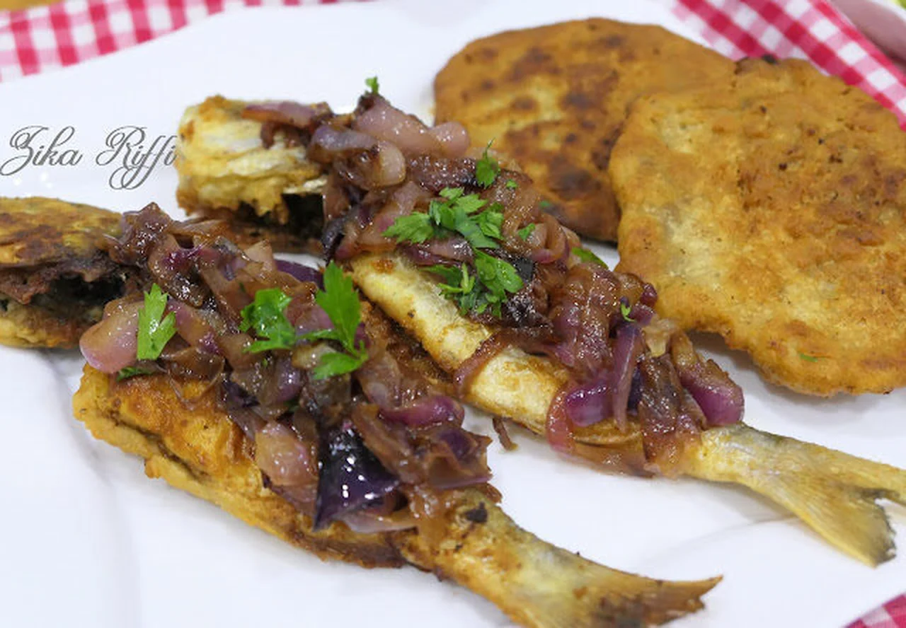 Poisson frit aux oignons confits caramélisés