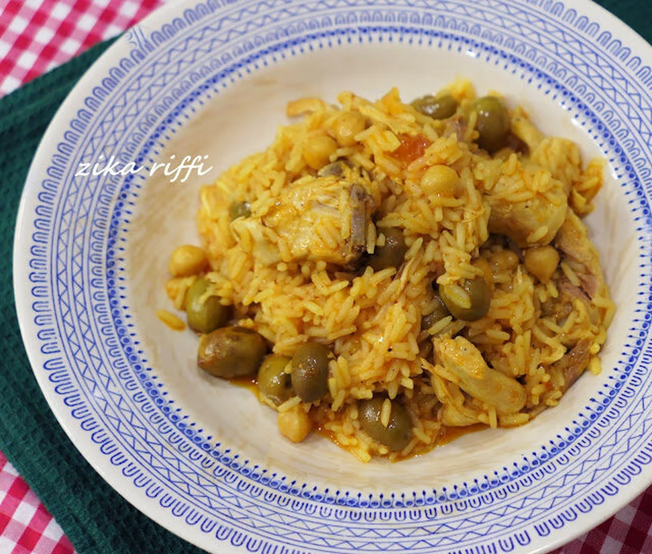 Risotto au poulet, olives vertes et pois chiches