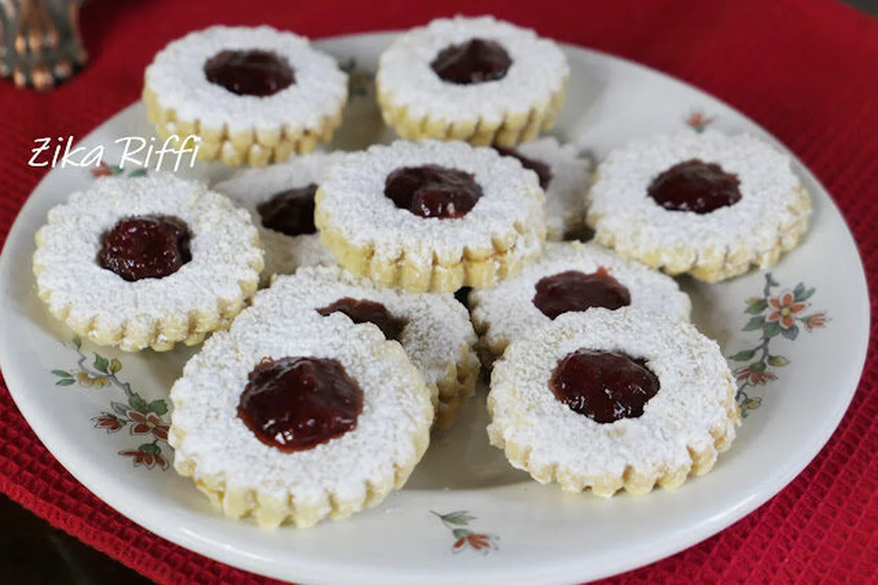 Sablés aux cacahuètes et confiture de fraises