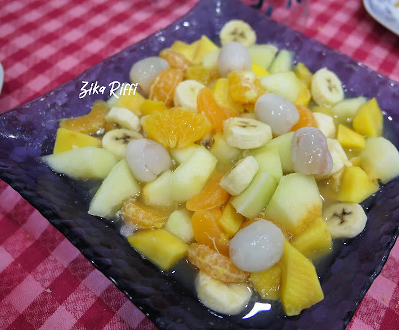 Salade de fruits litchi, mangue, melon et agrumes