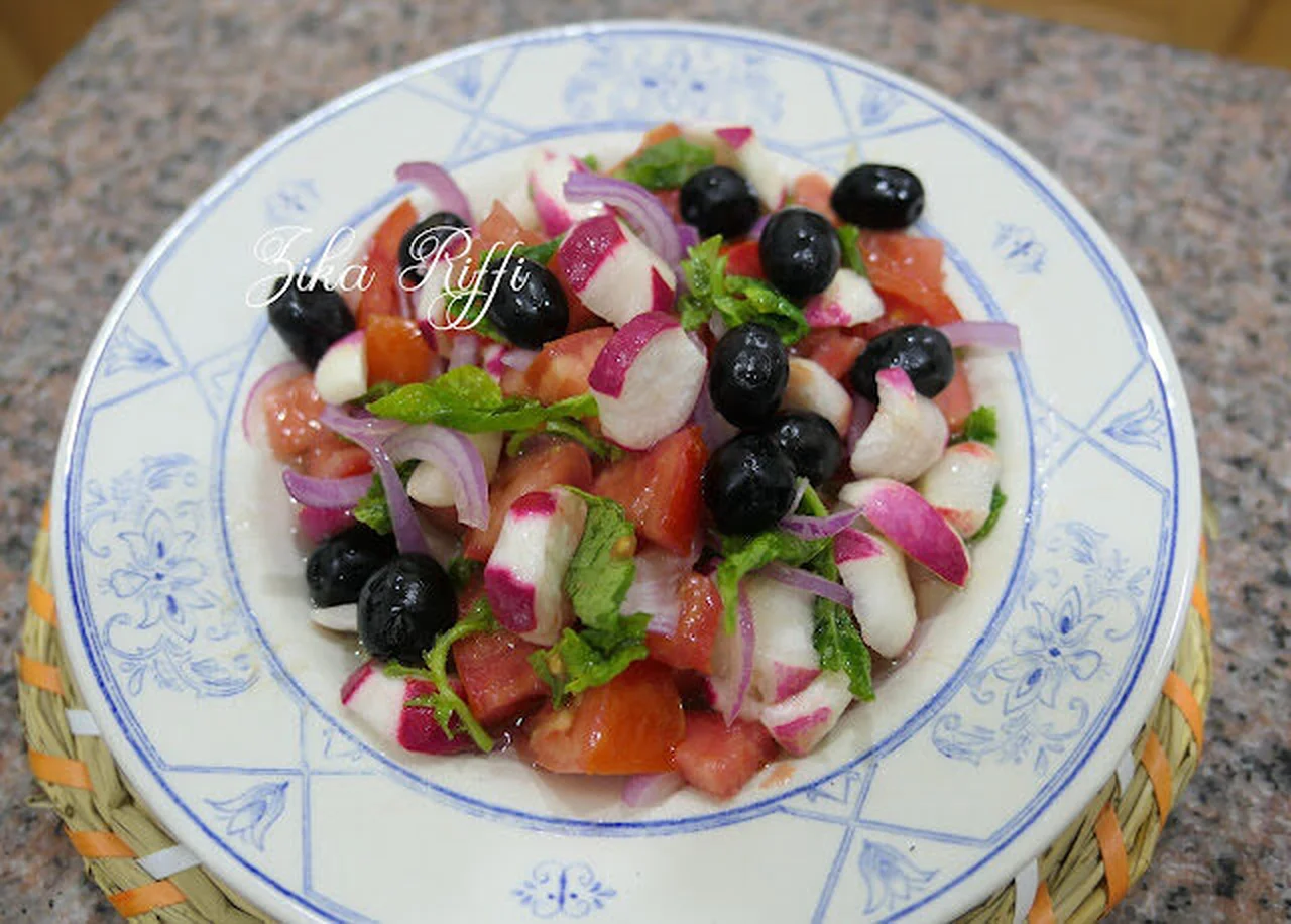 Salade de radis aux oignons et tomates à la menthe