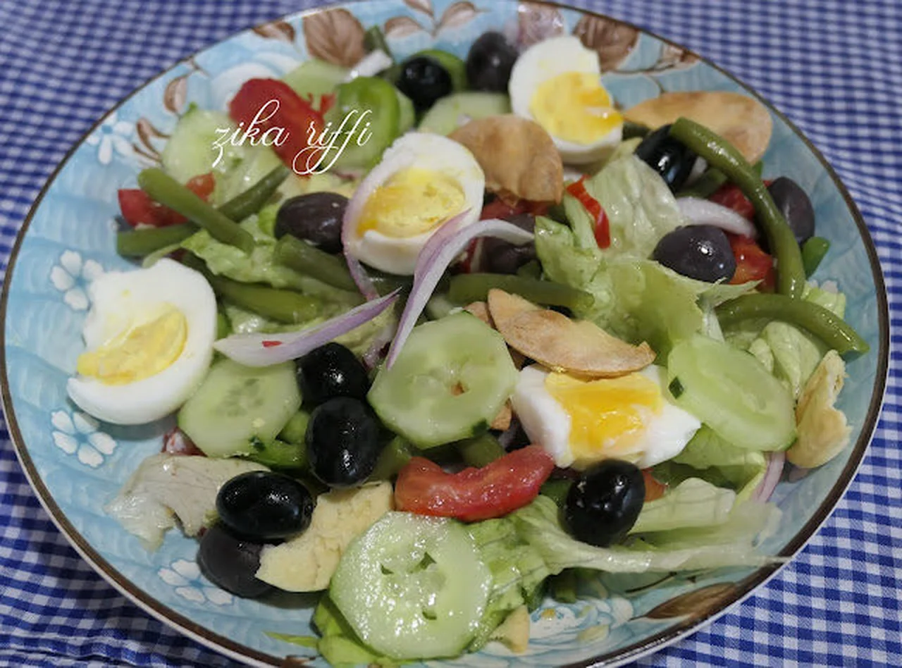 Salade estivale de crudités aux œufs durs et pain azyme