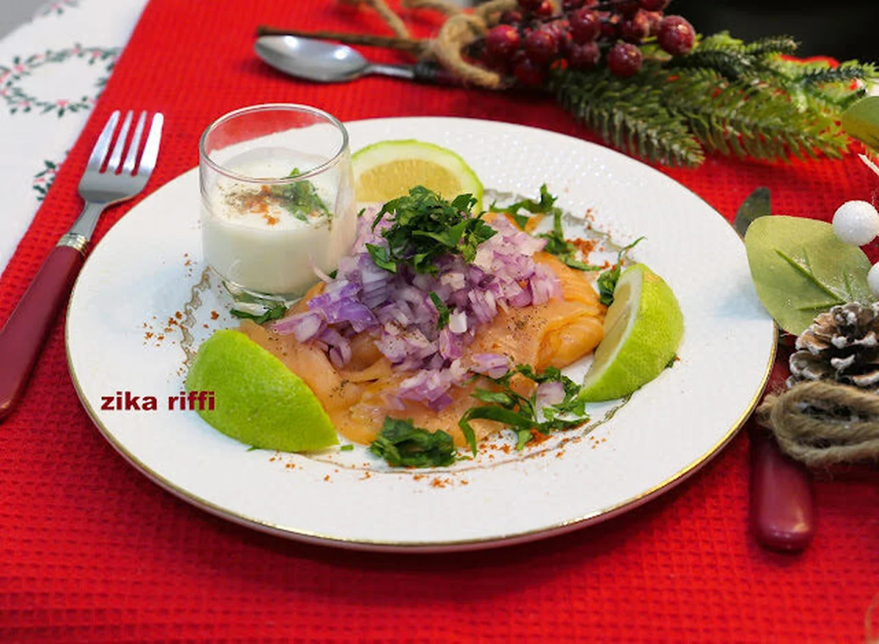 Saumon fumé aux oignons, persil et citron vert