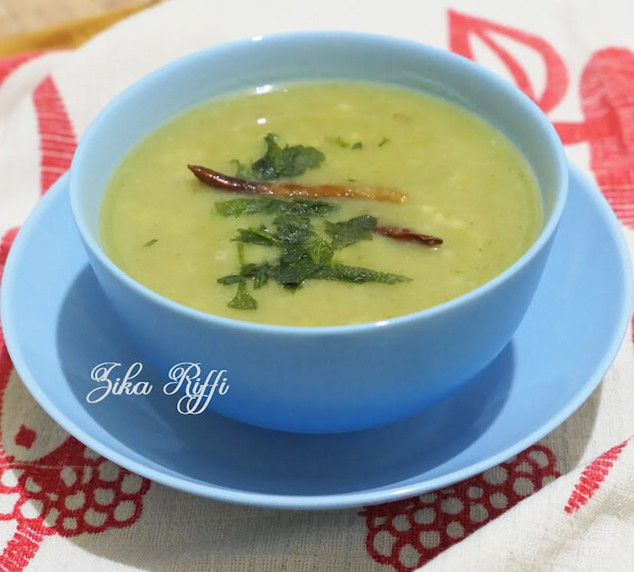 Soupe de fèves fraîches et cosses aux petits plombs
