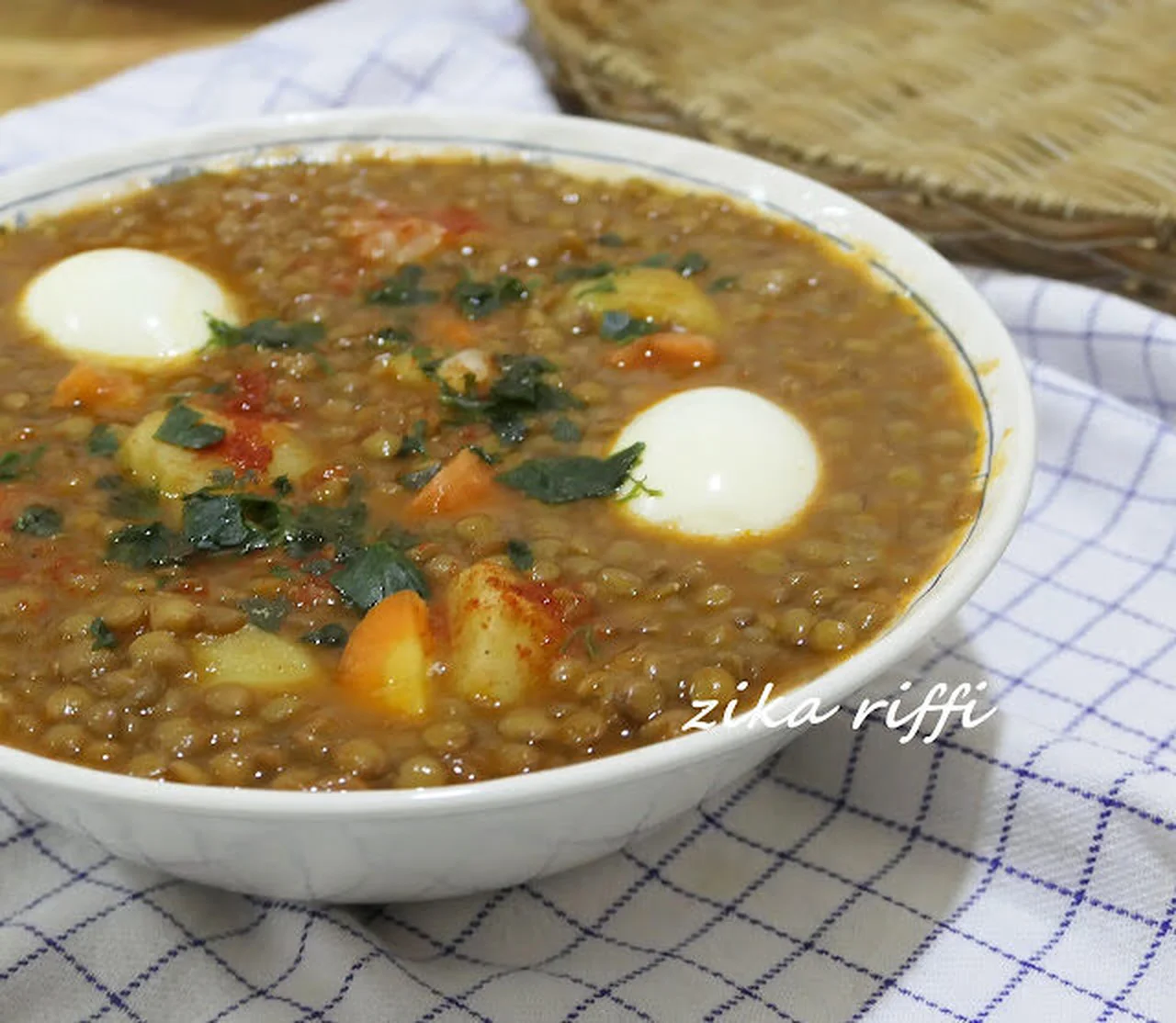 Soupe de lentilles vertes de maman à l'ail et piment oiseau