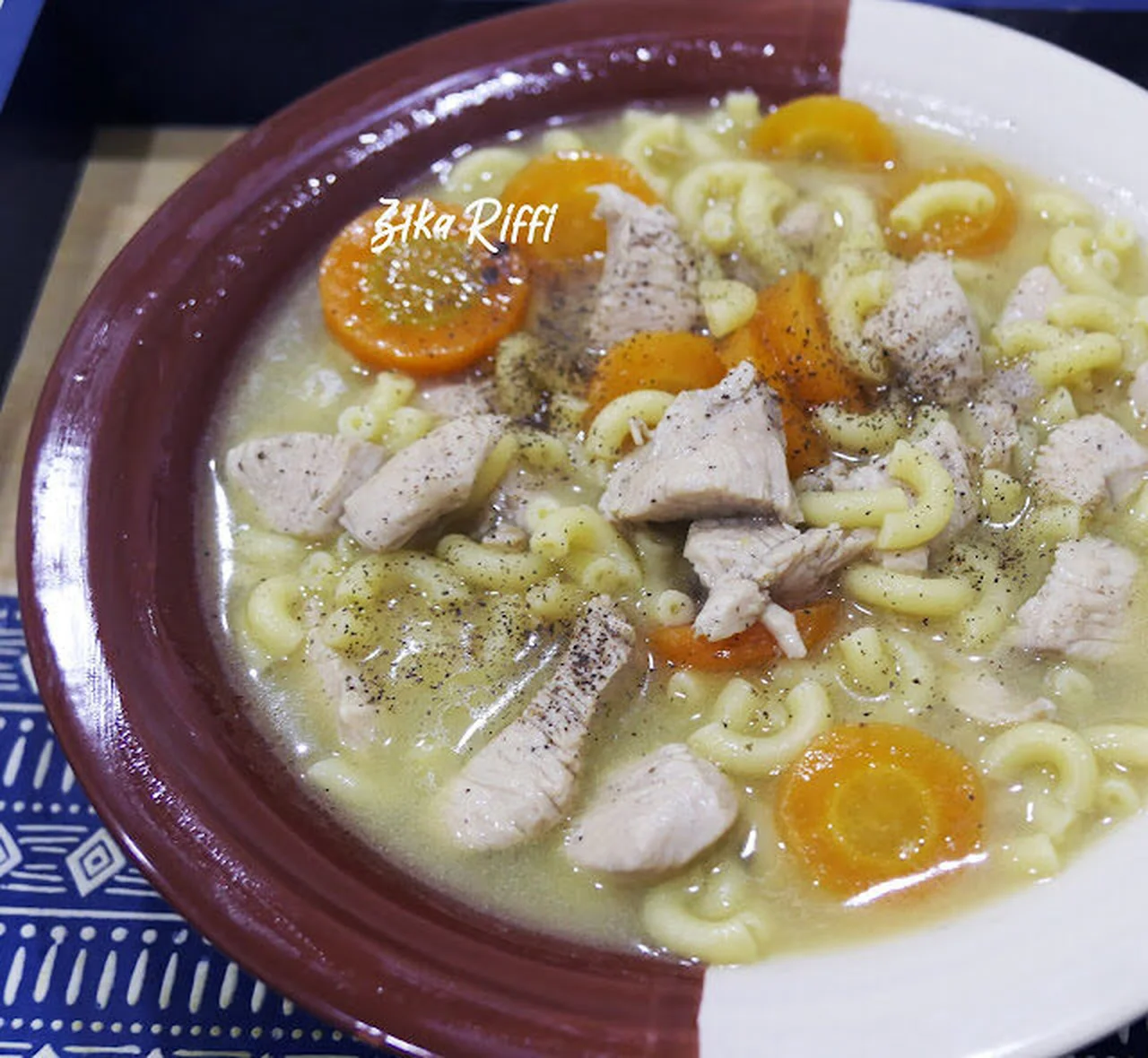 Soupe de pâtes à la sauce blanche, poulet et carottes