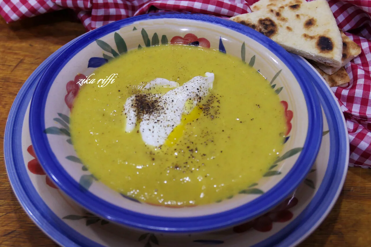 Soupe veloutée au chou, cumin et crème fraîche aux œufs mollets
