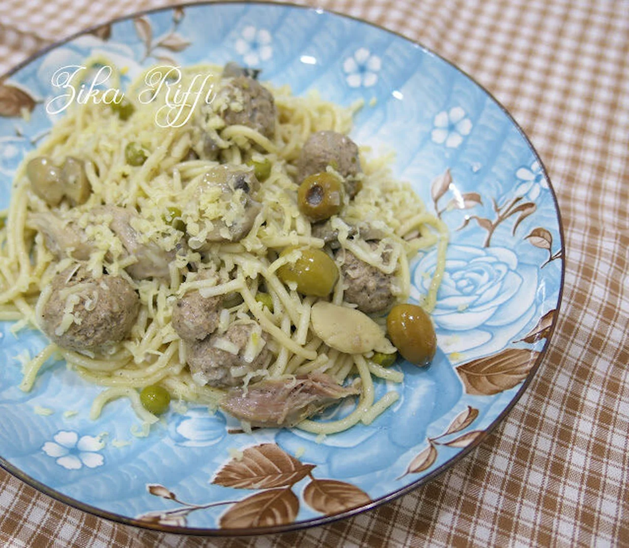 Spaghettis aux boulettes, champignons, petits pois et olives vertes