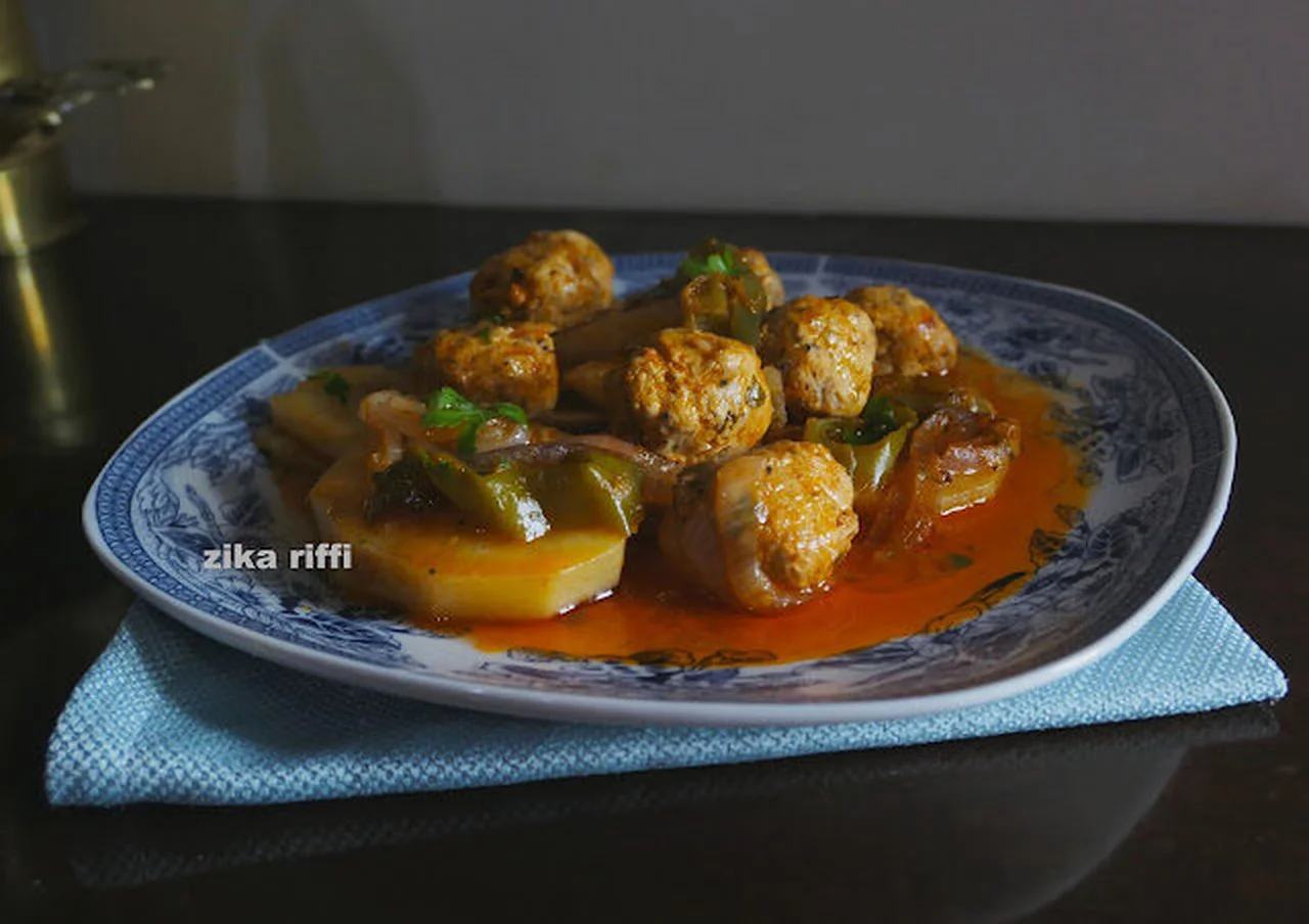 Tajine de pommes de terre aux boulettes en sauce rouge