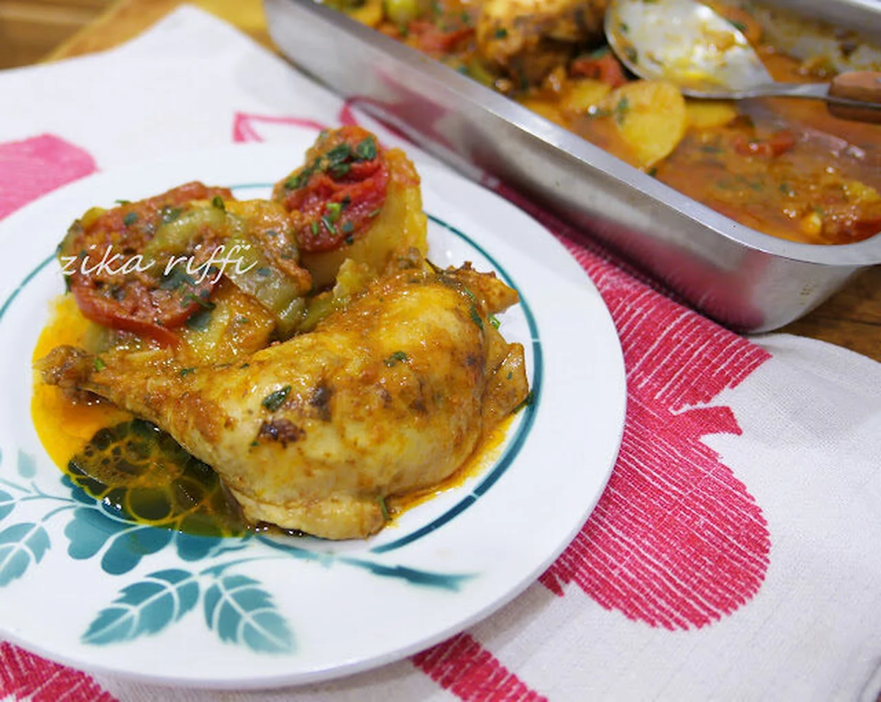 Tajine de poulet aux pommes de terre sauce tomate au four