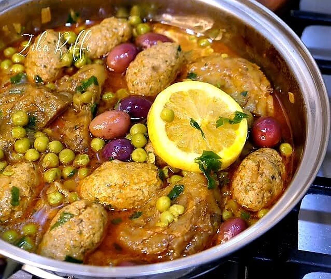 Tajine el kefta aux artichauts, petits pois et olives