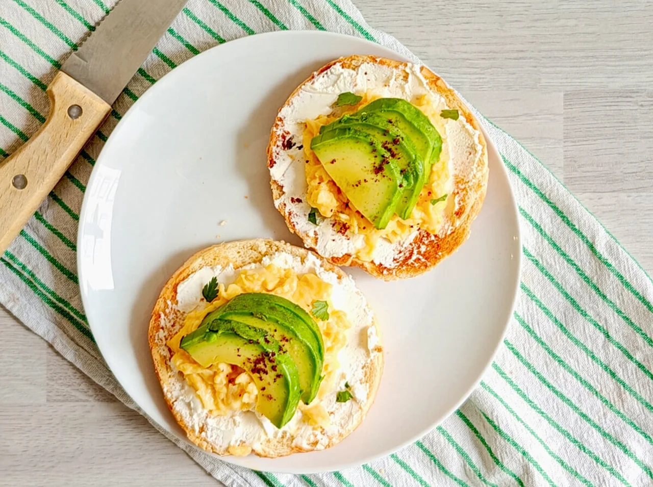Bagel œufs brouillés avocat